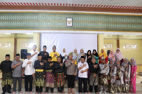 Kapolres Pelalawan bersama pengurus LAMR Pelalawan.(foto: andi/halloriau.com)