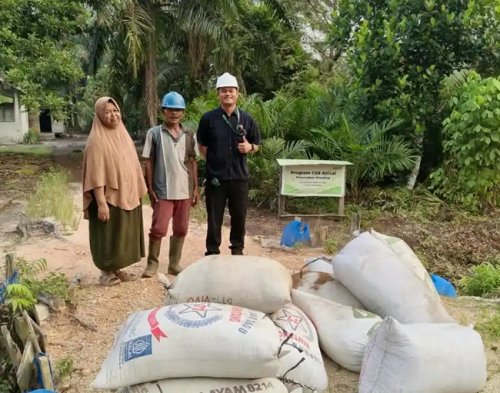 Pengantaran PKE/Bungkil kepada Peternak binaan Apical Dumai .
