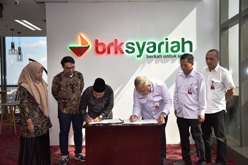 Pimpinan BRK Syariah dan Yayasan Indra Education College.(foto: sri/halloriau.com)