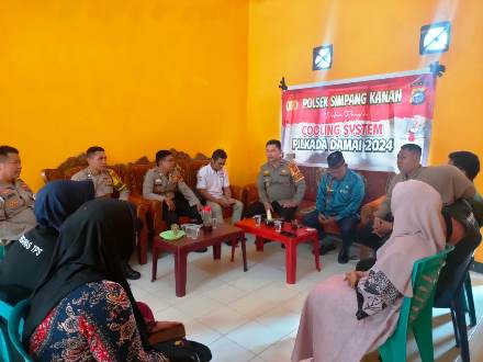 Kapolsek Simpang Kanan saat melakukan cooling system di Kantor Kepenghuluan Bukit Mas.(foto: afrizal/halloriau.com)