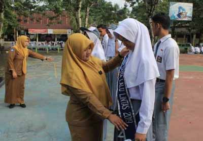  Siswa-siswi SMA Negeri 1 Teluk Kuantan yang terpilih jadi duta lalu lintas.