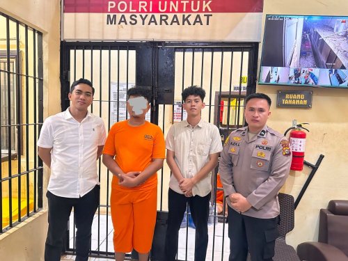 FAW, tersangka kasus penambangan ilegal galian C di Kerumutan saat diamankan di Mapolres Pelalawan.(foto: andi/halloriau.com)
