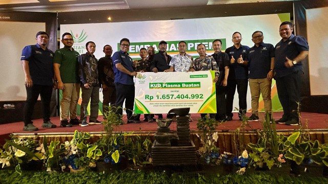 Asian Agri appreciates plasma palm oil farmers and shares a premium of IDR 3.8 billion (foto/ist)