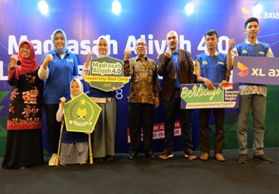  Kasubid Kesiswaan Direktorat KSKK Madrasah Kemenag, Nanik Puji Hastuti (kiri), Group Head Corporate Communication XL Axiata, Tri Wahyuningsih( kedua kiri ), Direktur Kurikulum Sarana dan Prasarana Kelembagaan dan Kesiswaan, Kementerian Agama, Dr. H. A. Umar, MA (tengah), Group Head People Services XL Axiata, M. Hira Kurnia (ketiga kanan) bersama perwakilan siswa-siswi Madrasah Aliyah dalam acara pembukaan program Madrasah Bootcamp, Madrasah Aliyah 4.0 di Bogor, Kamis (18/7/2019).