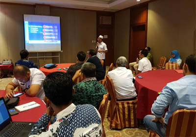    Sekretaris Koordinator Pengawas Sekolah (Korwas) SMA/SMK/SLB Provinsi Riau, Drs. HM. Suyanto, MH memaparkan tujuan Workshop Penyelarasan kurikulum yang berlangsung di Hotel Unigraha, Pangkalan Kerinci, Pelalawan.