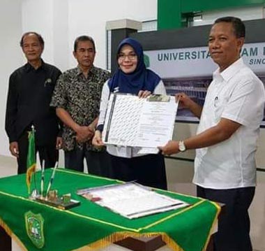 Penanda-tanganan MoU UIR dengan BTN Syariah Pekanbaru oleh Rektor Prof. Syafrinaldi yang dihadiri Ketua Umum YLPI Riau Dr. H. Nurman, Rabu sore (7/3).