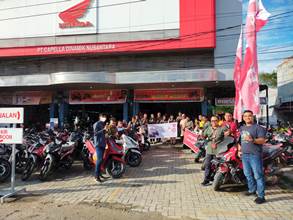 Konsumen dengan Kepala Cabang PT CDN Kandis dan petugasnya di depan Showroom (foto/ist)