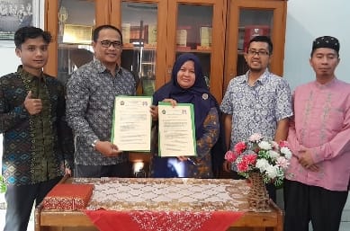 Founder LRII Ahmad Syuhada AM, SE, MSi dan Rektor IAI Diniyah Dr Novi Yanti jalin kerja sama peningkatan SDM (foto/ist)