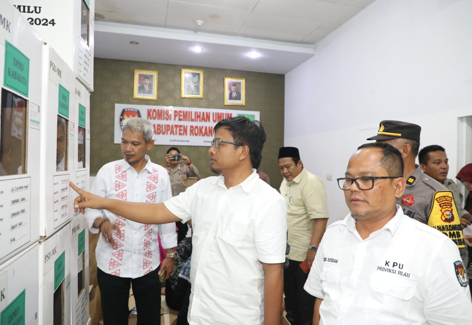 Anggota KPU RI Idham Kholik didampingi para komisioner KPU Riau pantau langsung kesiapan PSU di kawasan PT Torganda, Rohul, Kamis (11/7/2024) (foto:doc KPU Riau) 