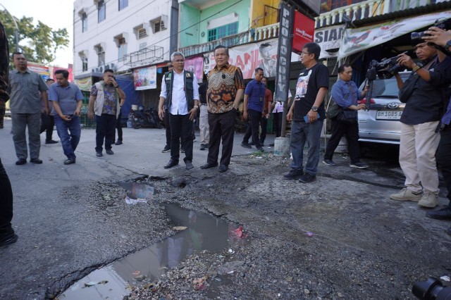 Pemprov Riau perbaiki jalan rusak di Kota Pekanbaru (foto/Yuni)