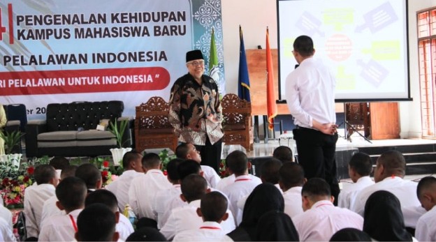 Rektor ITP2I Prof Dr Ir, Tengku Dahril memberikan reward ke mahasiswa baru yang pro aktif dalam sesi tanya jawab (foto/Andy)