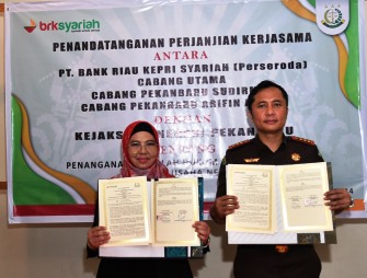 GM BRK Syariah Utama, Rina Mutia Zuhra dan Kajari Pekanbaru Marcos MM Simaremare.(foto: sri/halloriau.com)