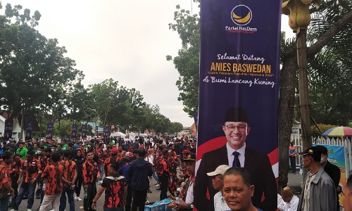 Ratusan massa dari kelompok ormas ikut memberi dukungan untuk bakal calon Presiden RI, Anies Baswedan di Jalan Gajah Mada Pekanbaru.(foto: rico/halloriau.com)