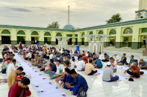 Warga Pekanbaru menikmati berbuka bersama di halaman Masjid Raya An-Nur Riau.(foto: istimewa)