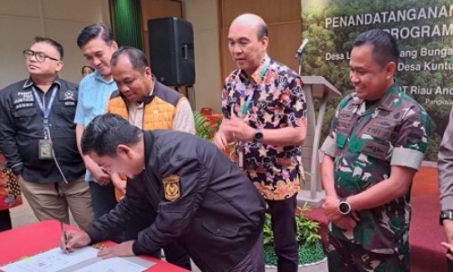 Penandatanganan MoU 3 Desa Program Desa Peduli Api RAPP di Pelalawan. (foto: andi/halloriau.com)