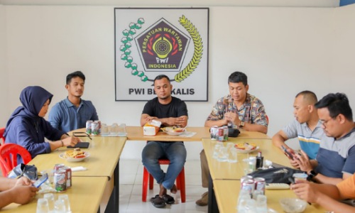 Kunjungan Ketua BCN Bengkalis ke Sekretariat PWI Bengkalis membahas agenda Ekraforia dalam rangka HUT ke-511 Bengkalis.(foto: zulkarnaen/halloriau.com)