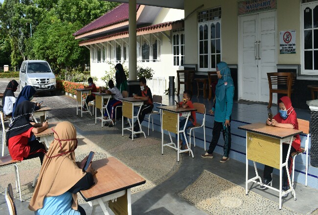 Para guru di perusahaan PT EDI Kunto Darussalam, Rohul, jadikan rumah dan tempat bermain anak disulap menjadi sekolah di masa Pademi COVID 19.