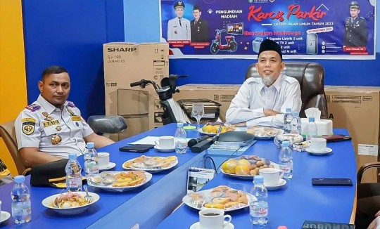 Walikota Paisal menyaksikan cabut undian karcis parkir Dishub Dumai (foto/bambang)