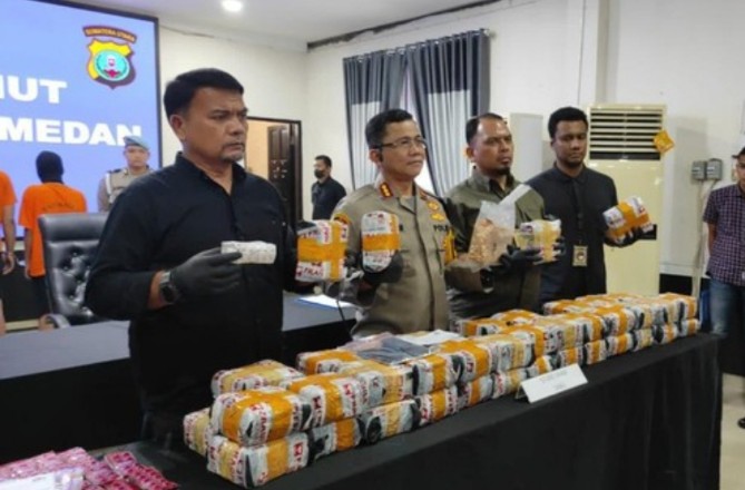 Kurir narkoba 53 kg sabu dan 10 ribu butir pil happy five ditangkap Polrestabes Medan 