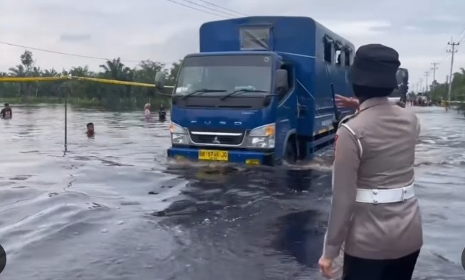 Banjir rendam Jalan Lintas Timur Km 83 di Desa Kemang, Pelalawan (foto/IG Polrespelalawan)