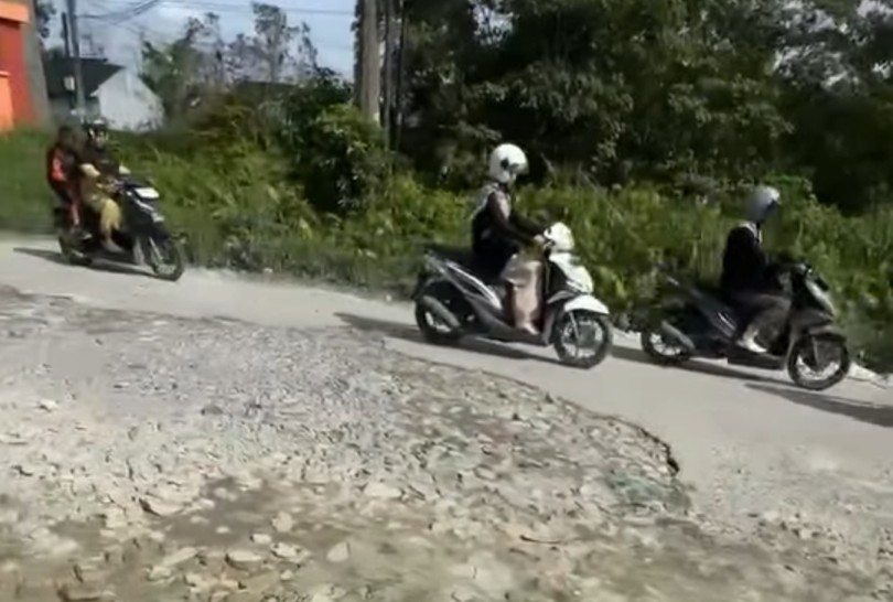 Rusak parah, warga timbun Jalan Suka Karya (foto/int)