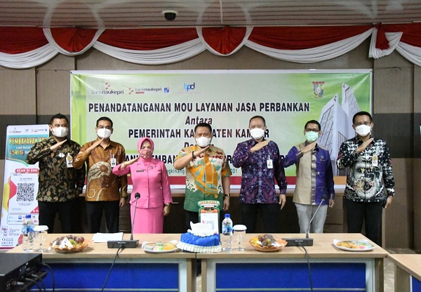 Pemkab Kampar dan BPD Riau Kepri menandatangani MoU tentang Layanan Jasa Perbankan di ruang rapat lantai tiga kantor Bupati Kampar