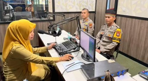 Polri ikut rawat tradisi pacu jalur Kuansing.(foto: ultra/halloriau.com)