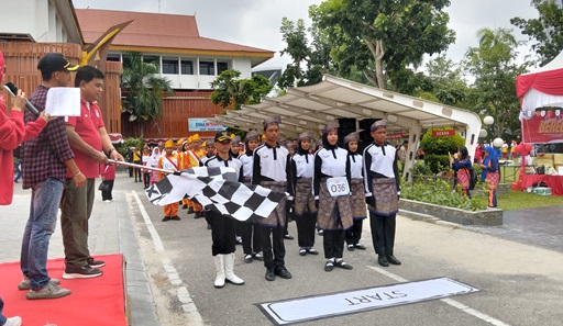 Kepala Disdik Pekanbaru, Abdul Jamal melepas peserta lomba gerak jalan (foto/Dini)