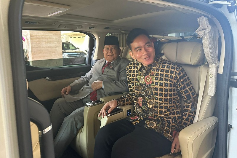 Prabowo Subianto semobil dengan Gibran Rakabuming Raka.(foto: int)