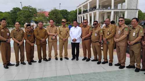 Wabup Rohil, Jhony Charles memimpin apel bersama seluruh OPD di lingkungan Pemkab Rohil. (Foto: Afrizal)