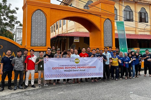 Living World Pekanbaru menggelar kegiatan sosial bertajuk "Bersih-bersih Masjid" di Masjid Darul Amal. (Foto: Sri Wahyuni)