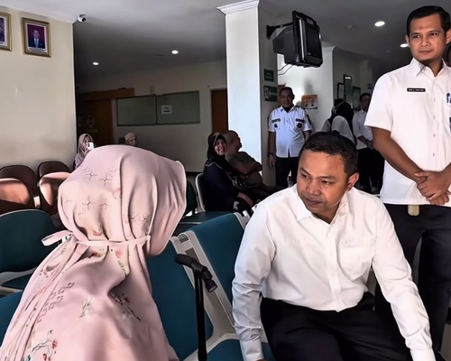 Gubernur Riau, Abdul Wahid menemui salah satu pengunjung di RSUD Arifin Achmad. (Foto: Sri Wahyuni)