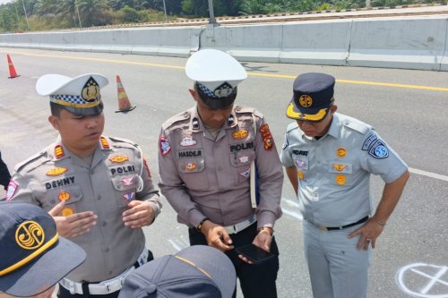 Petugas cek TKP kecelakaan maut libatkan Hiace yang hantam belakang truk di Tol Pekanbaru-Dumai (foto/ist)