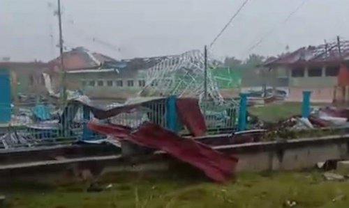 Angin puting beliung terjang Bandar Laksamana, SMPN 1 dan jaringan listrik rusak parah (foto/int)