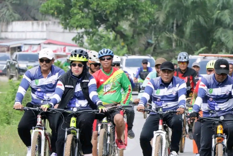 Bupati Inhu, Rezita Gowes Bareng masyarakat Kecamatan Sungai Lala (foto/Andri)