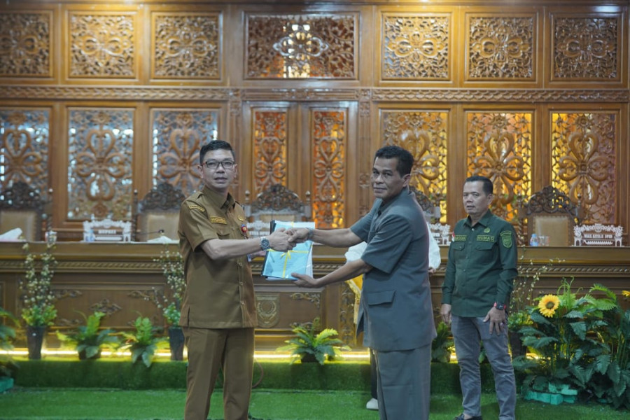 Rapat Paripurna penyampaian dua Ranperda dihadiri Pj Sekda Kuansing Fahdiansyah yang mewakili Bupati Kuansing.