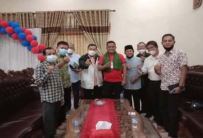 Bupati Pelalawan, H Zukri, saat bertemu dengan Direktur Politehnik
Negeri Padang (PNP) Dr Surfa Yondri, ST. SST. M.Kom membahas soal PSDKU pelalawan, di kediaman Bupati, Rabu (29/6/2021). 
