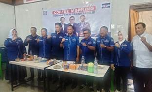 Ketua DPD Demokrat Riau H Agung Nugroho bersama pengurus DPC Demokrat Rohil saat coffe morning dengan waratwan.