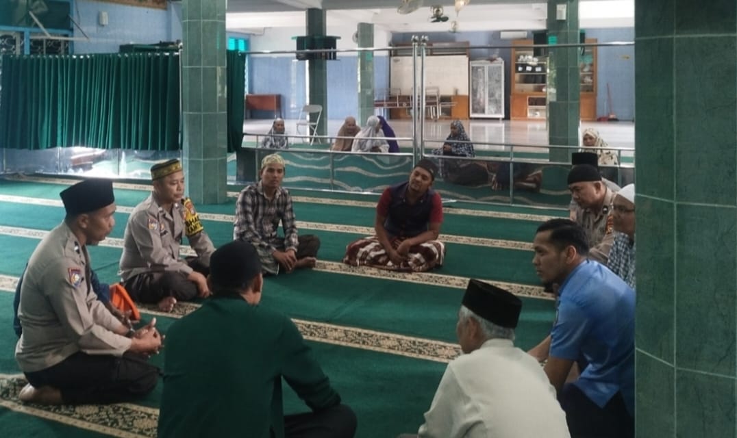 Personel Polsek Sukajadi sambangi masyarakat di Masjid Al Mukhlisin.(foto: istimewa)