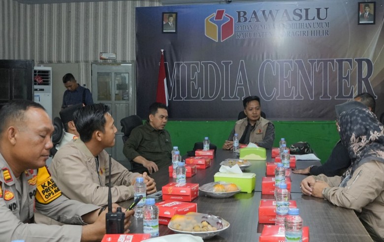 Ketua Bawaslu Inhil, Rustam rapat Pilkada 2024 (foto/yendra)