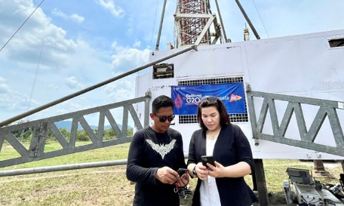 Group Head XL Axiata West Region, Desy Sari Dewi (kanan) dan Head of Sales XL Axiata area Lampung - Babel, Sarroso Dwi Panggah (kiri) meninjau lokasi BTS di sekitar Bandar Udara International H.A.S. Hanandjoeddin, Belitung.(foto: istimewa)