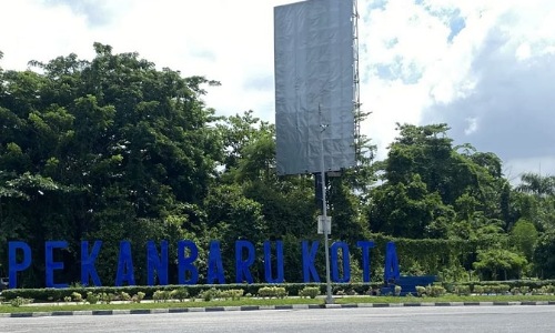 Tulisan Madani di dekat Simpang Tiga Bandara SSK II Pekanbaru dibongkar.(foto: rahmat/halloriau.com)