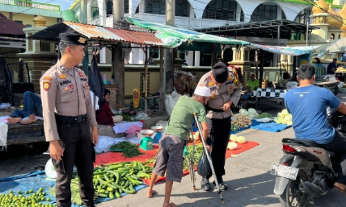 Personel Polresta Pekanbaru saat patroli jalan kaki jelang Pemilu 2024 di Pasar Sukaramai.(foto: rahmat/halloriau.com)