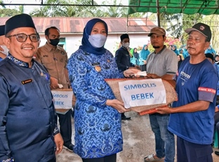 Bupati Inhu Rezita Meylani Yopi menyerahkan secara simbolis bibit itik kepada masyarakat Desa Bandar Padang