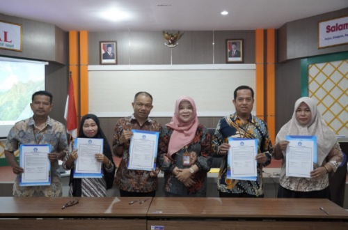 Kepala Balai Bahasa Riau bersama jajaran menandatangani Pakta Integritas Zona Integritas menuju Wilayah Bebas dari Korupsi di Aula RH Fisabilillah.(foto: istimewa)