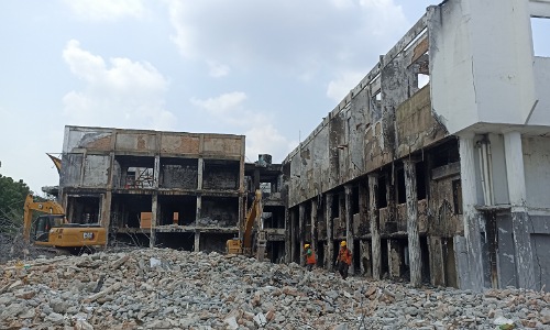 Proses pembongkaran gedung MPP Pekanbaru yang terbakar.(foto: rahmat/halloriau.com)