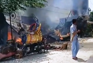 Kebakaran  rumah dan bengkel motor di Jalan Parit Indah Pekanbaru.