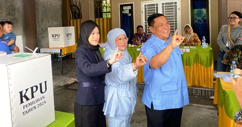 Calon Gubernur Riau 2024 nomor urut 1, SF Hariyanto bersama istri dan anak saat menyalurkan hak suara di TPS 04 Tangkerang Tengah.(foto: sri/halloriau.com) 