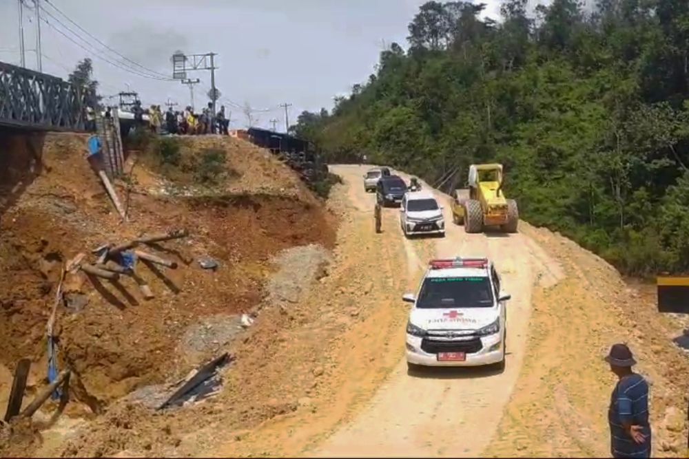 Jalan lintas Riau-Sumbar di Desa Tanjung Alai, Kecamatan XIII Koto Kampar longsor lagi (foto/int)