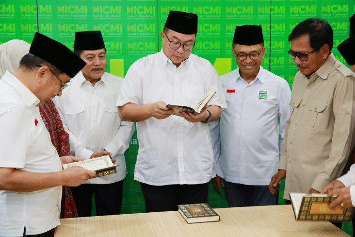 Ketua Umum YMSM, Saleh Husin dalam penyerahan simbolis kepada Ketua Umum Ikatan Cendekiawan Muslim Indonesia (ICMI), Prof. Arif Satria di ICMI Center Jakarta, turut hadir beberapa pejabat teras ICMI. 